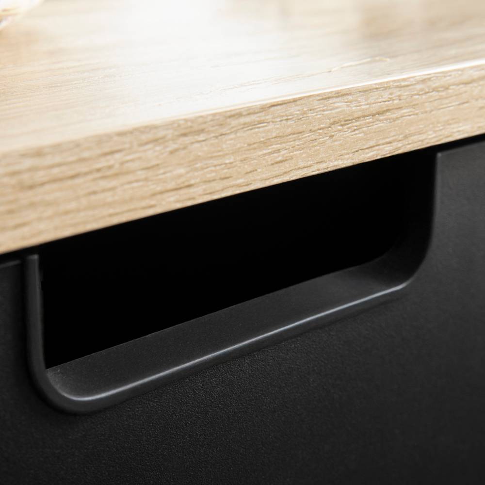 Detail der integrierten Griffmulde einer schwarzen Schublade des Badezimmerschranks mit heller Holzplatte – Segradon