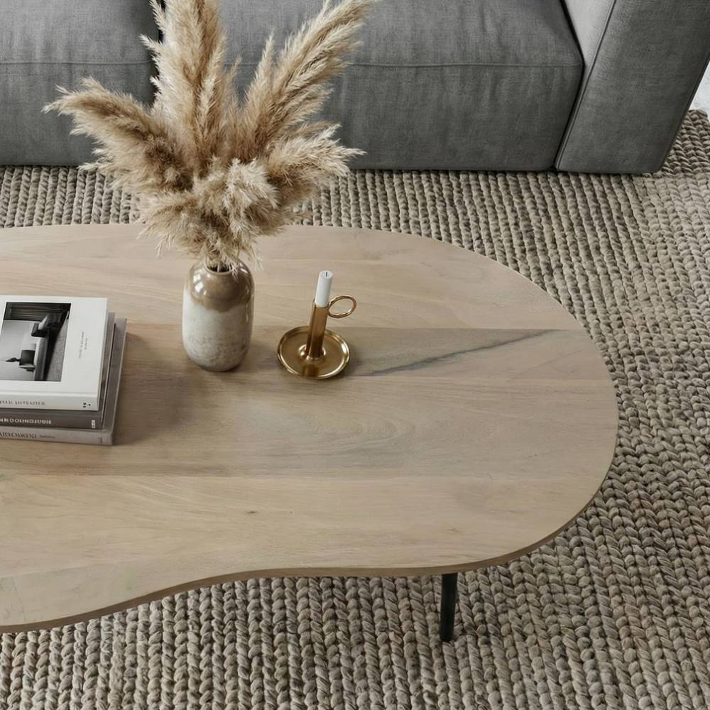 Ovale Couchtischplatte aus hellem Mangoholz White Wash in moderner Wohnzimmer-Einrichtung – Yaniz