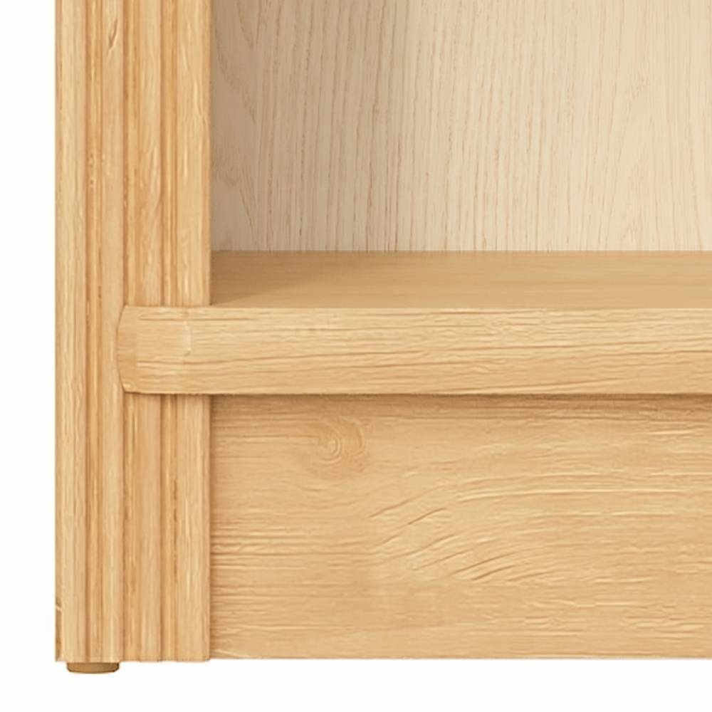Detailansicht des Landhaus Bücherregals aus Kiefer Natur geölt mit Sockelleiste – Snog