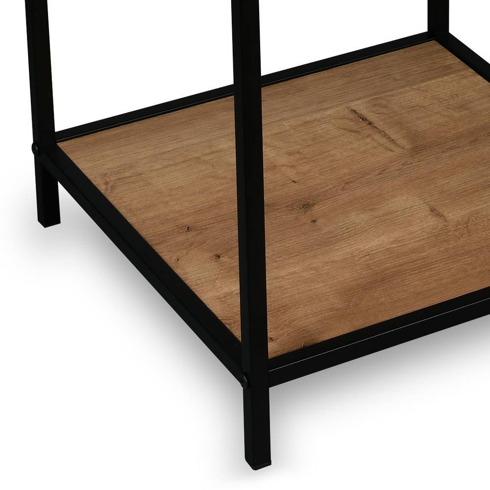 Untere Ablage in Holzoptik und schwarze Metallfüße des Standregals – Alliya