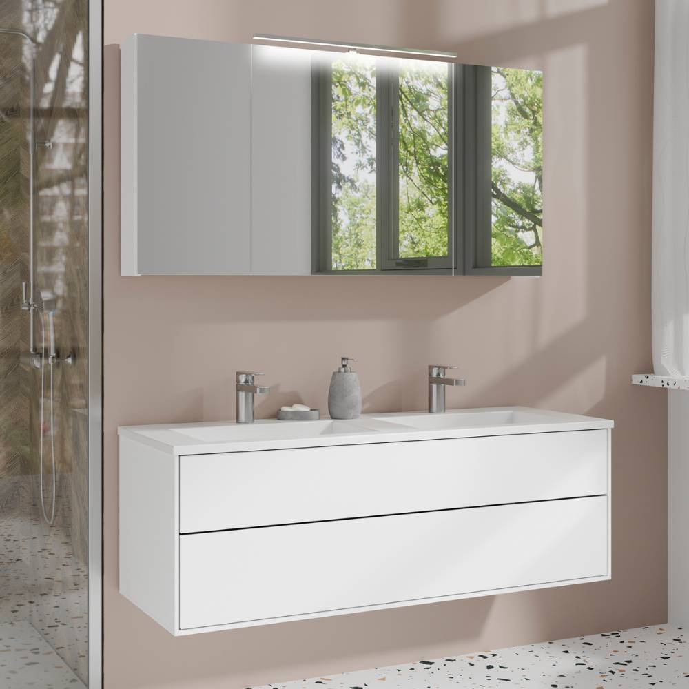 Moderner weißer Spiegelschrank 120 cm im Badezimmer über einem Doppelwaschtisch – Esterava