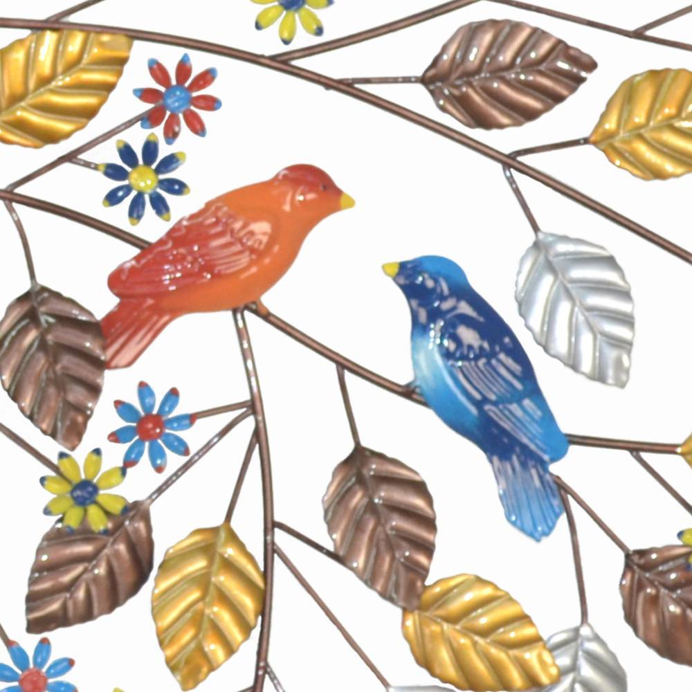 Farbiges Detail der Metall-Wanddekoration mit orangefarbenem und blauem Vogel auf Ästen mit bunten Blättern und Blüten – Musashi