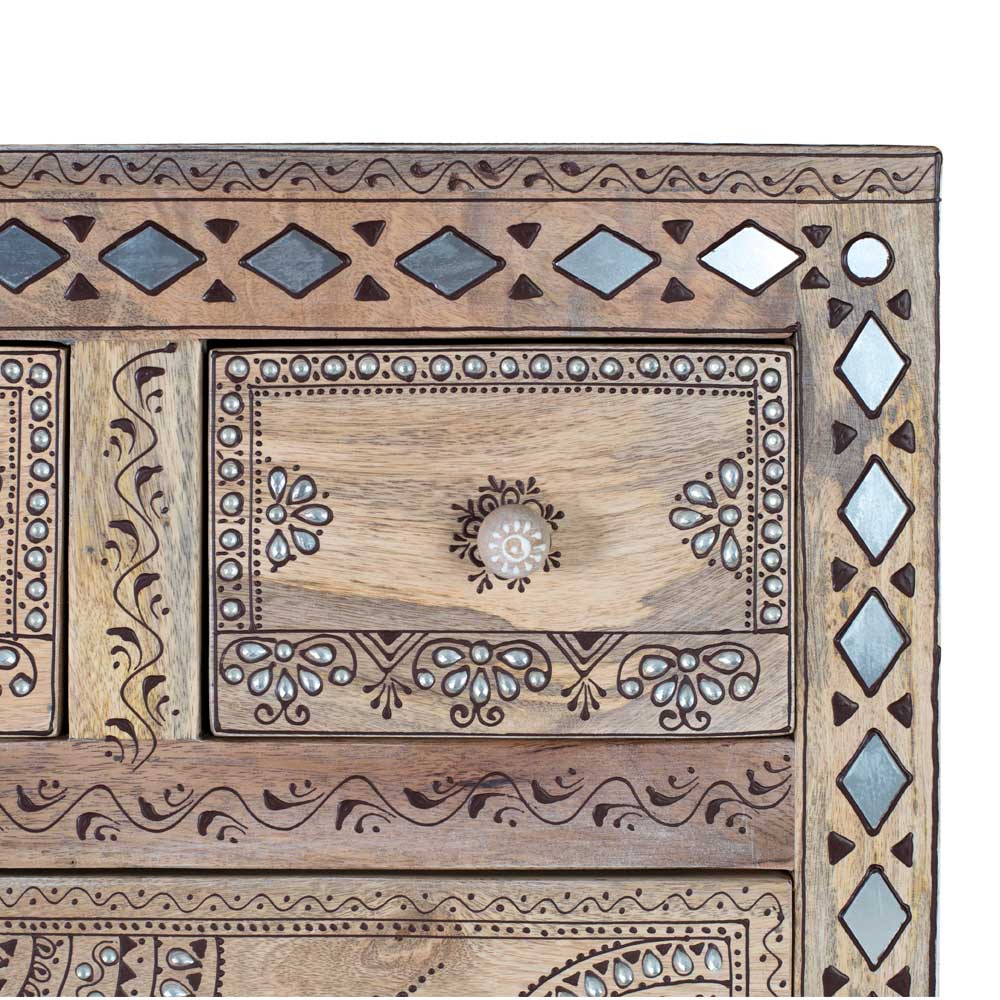 Schublade des Highboards aus Mangoholz mit filigranen Holzschnitzereien und kleinen Spiegeln – Magie