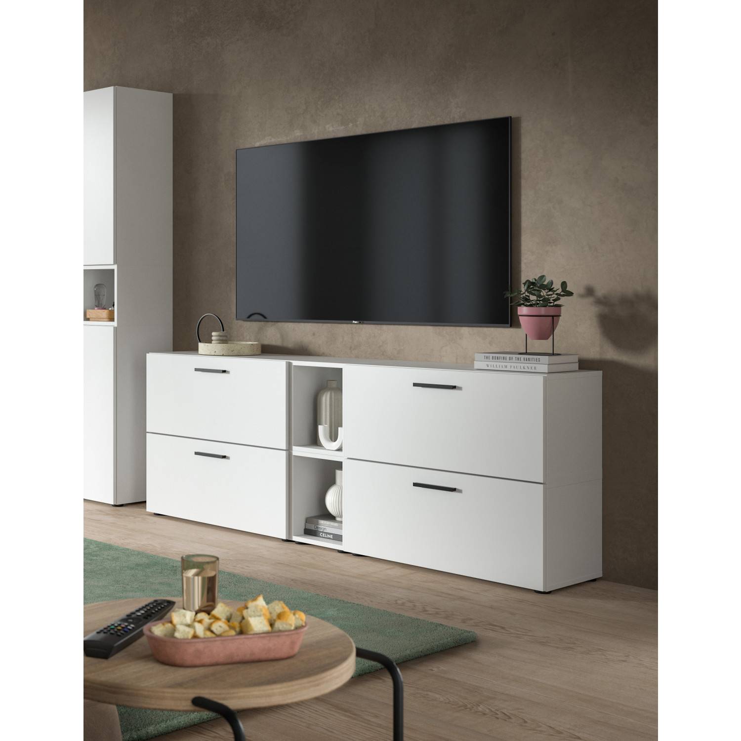 Weißes kompaktes TV-Möbel mit Schubladen und offenen Ablagen im modernen Wohnzimmer – Actionsa