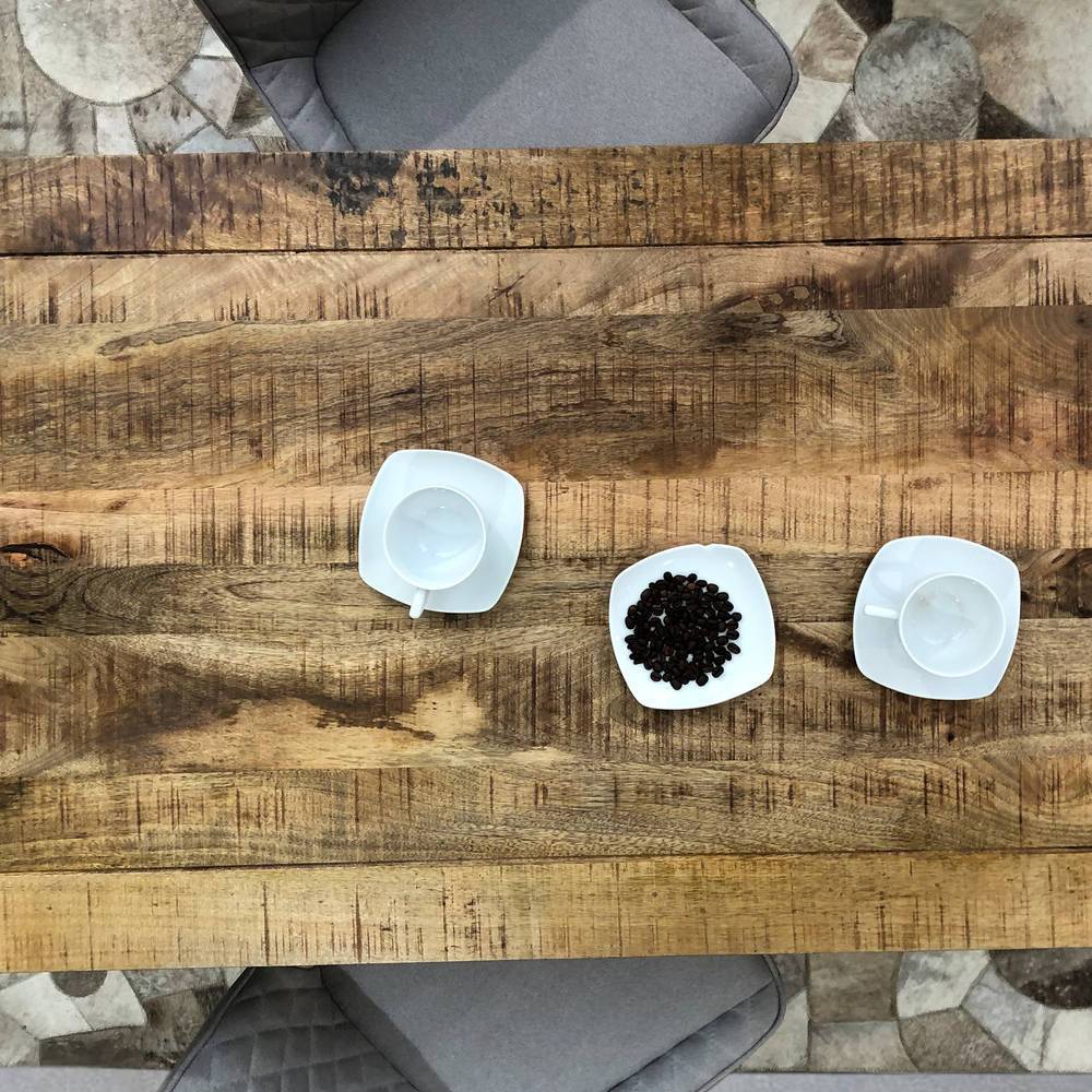 Massiver Esstisch aus Mangoholz mit sichtbarer Holzmaserung im Industry Style – Indri