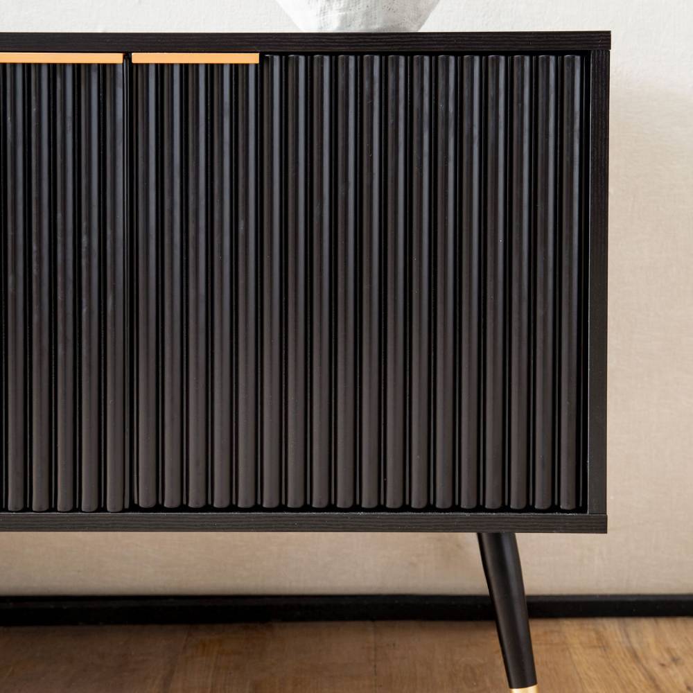 Modernes schwarzes TV Board mit vertikal geriffelten Türen und goldenen Griffleisten – Vacca