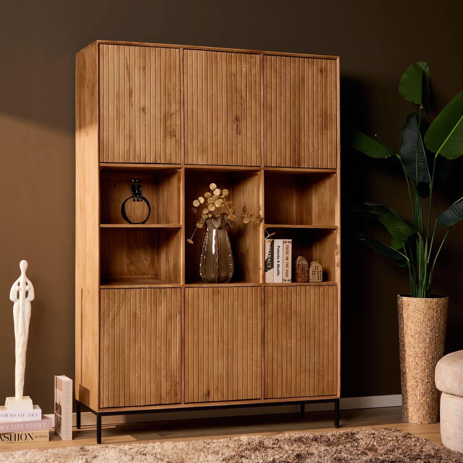 Regalschrank aus massivem Holz mit geschlossenen Türen und gerillten Fronten im Wohnzimmer – Kojas