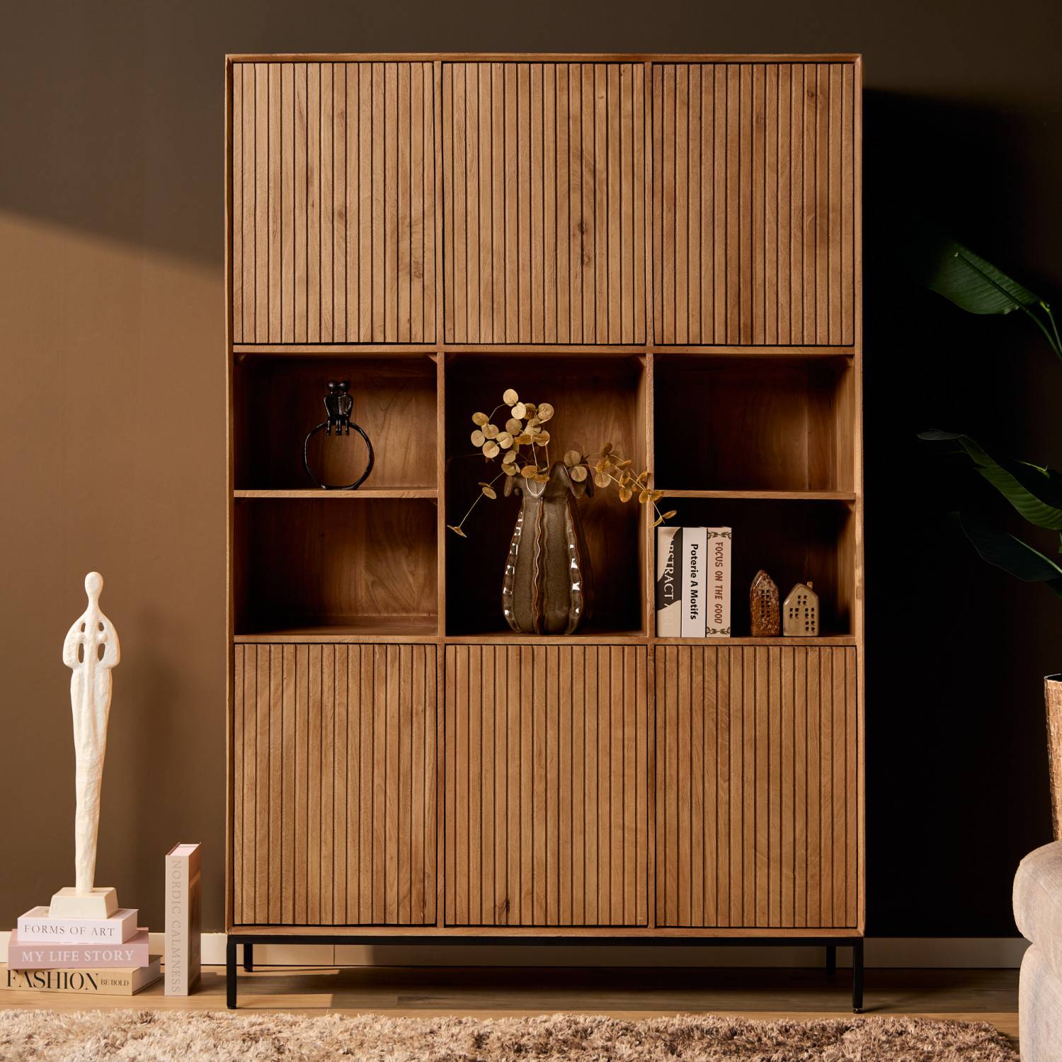Großer Holzschrank mit geschlossenen Schranktüren in Rillenoptik als Stauraumschrank – Kojas
