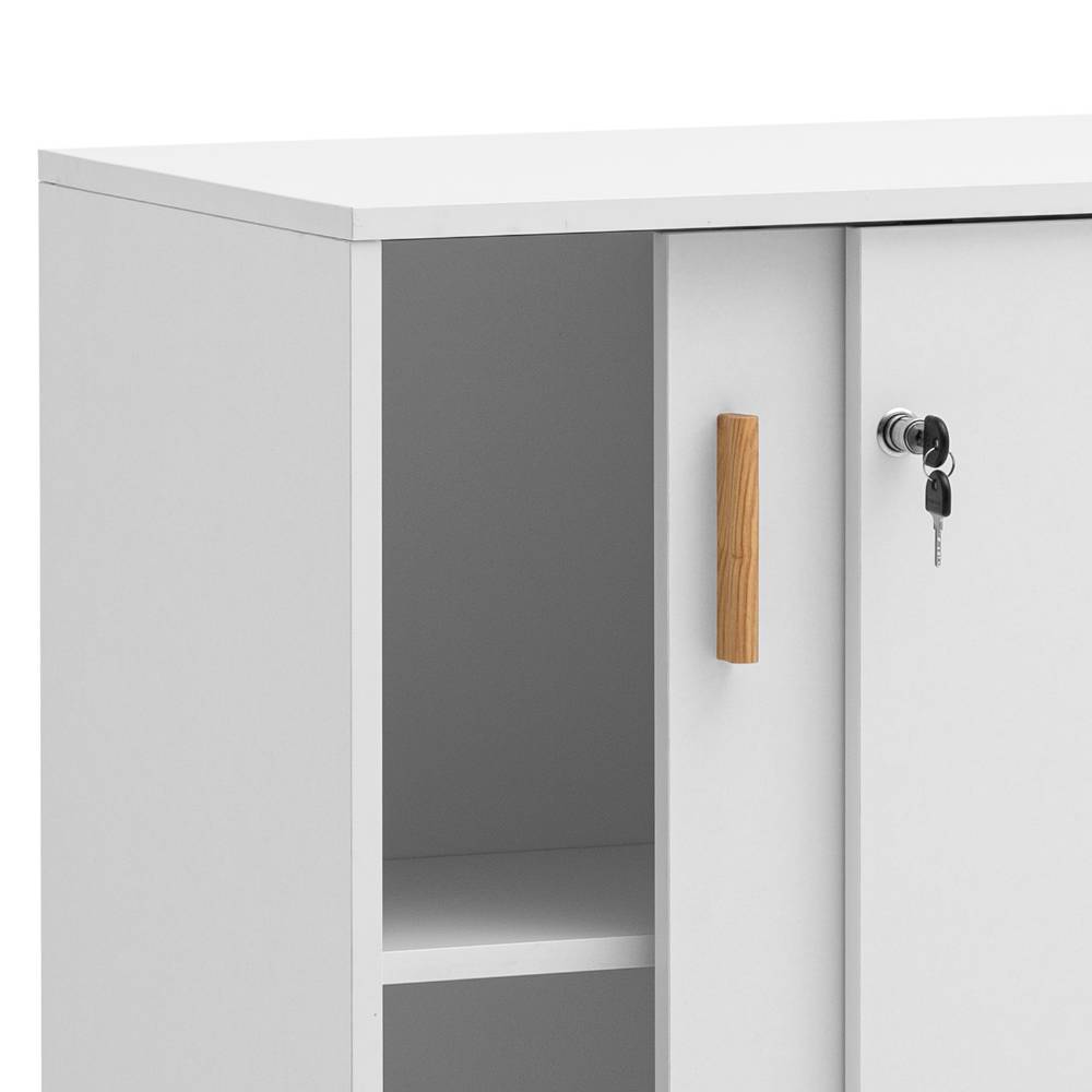 Offenes Seitenfach der mattweißen Bürokommode mit Einlegeboden und Schlüssel – Rozenna