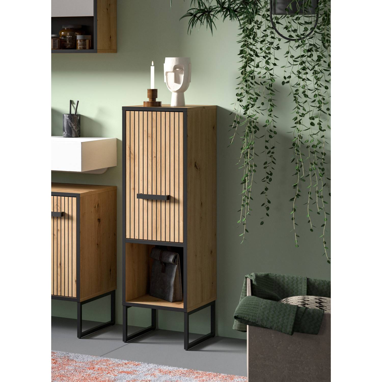 Schmaler Badschrank in Holzoptik mit Rillenfront und schwarzen Metallfüßen im modernen Badezimmer – Brutannia