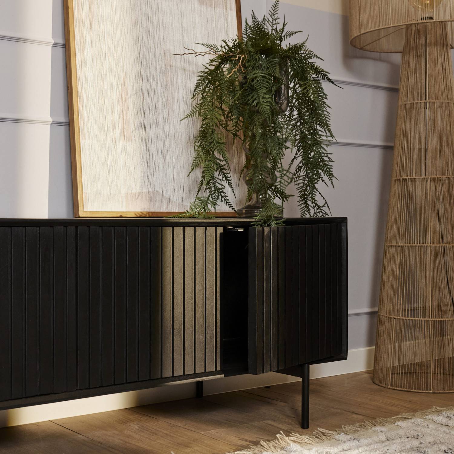 Schwarze Anrichte mit geöffneter Lamellenfront und Ablagefläche – Jusitc