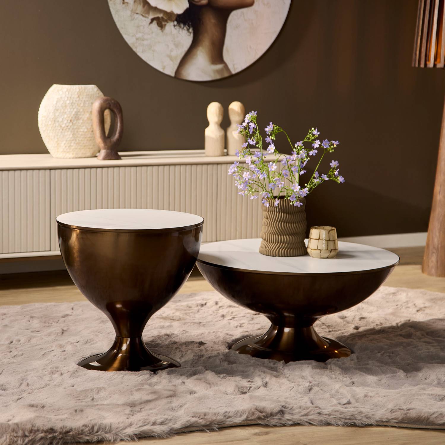 2er Set Couchtische mit Kelchfuß und weißer Marmoroptik-Platte für das Wohnzimmer – Leyco