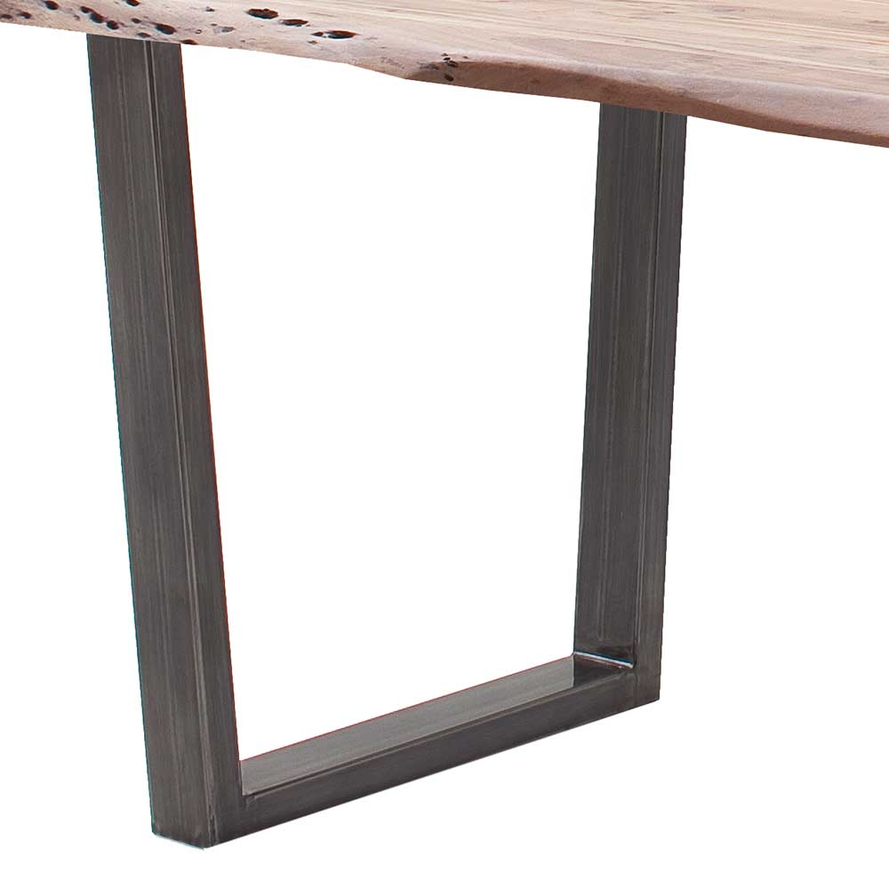 Detail des schwarzen Metalltischbeins und der Akazienholz Tischplatte mit Baumkante – Pinza