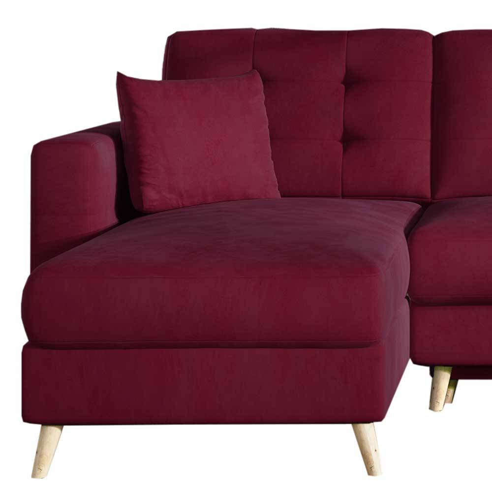 Bordeauxrotes Samt-Ecksofa mit Chaiselongue und Kissen, hellen Holzfüßen – Delphima