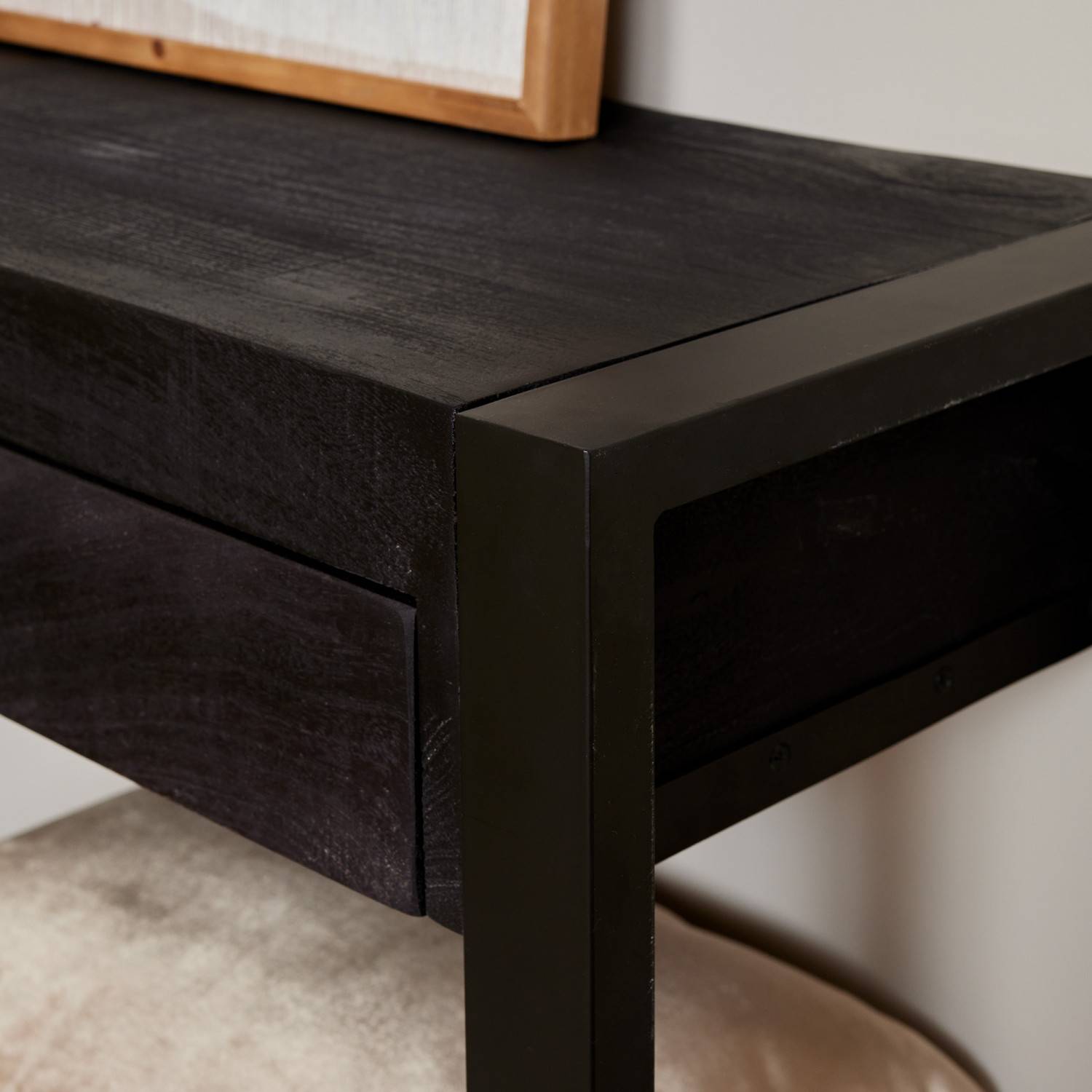 Schwarze Holzplatte und stabiles Metallgestell des Konsolentisches – Lamisca