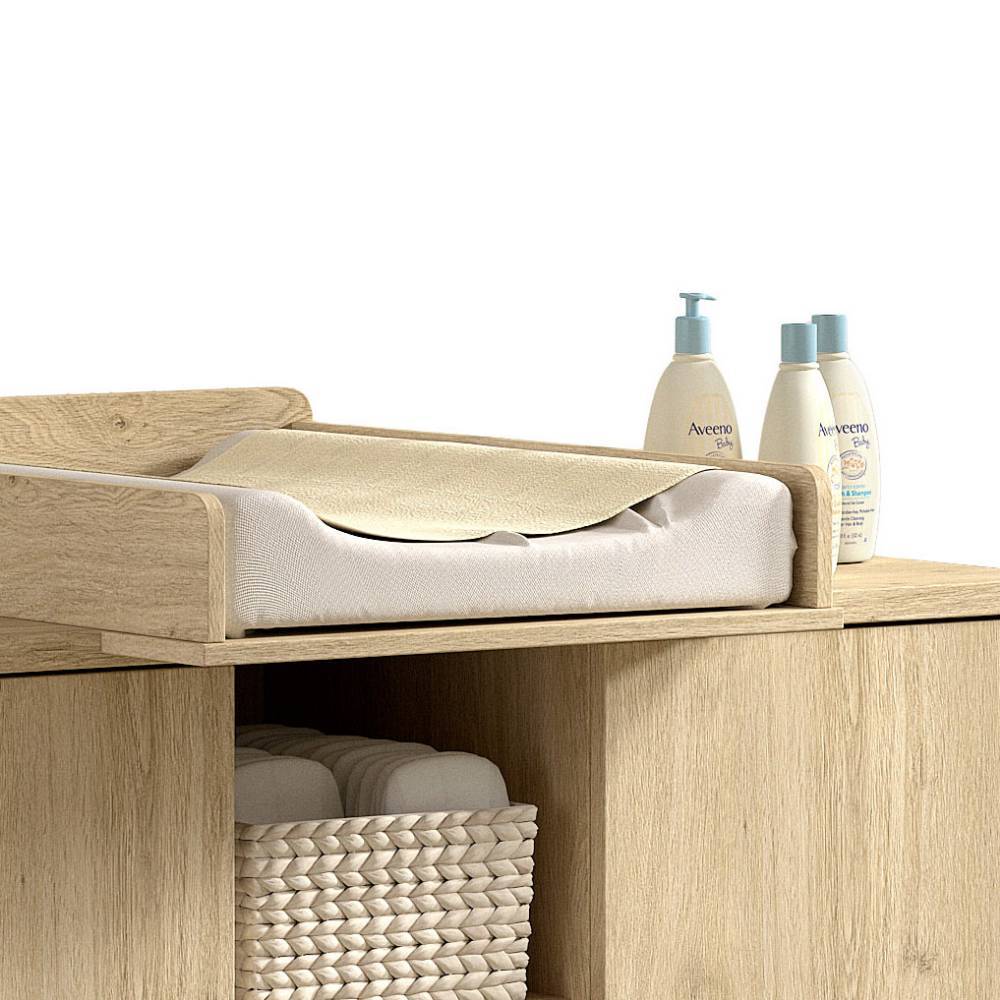 Wickelaufsatz mit gepolsterter Wickelauflage auf der Kommode in heller Eiche Holzoptik – Choice
