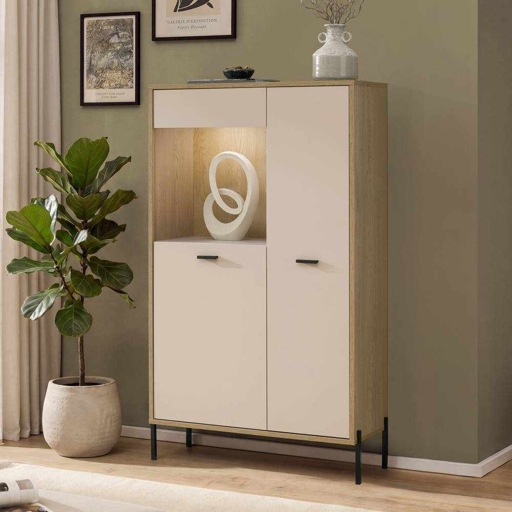 Highboard mit Glaseinsatz und Türen in Beige und Eichenoptik im Wohnzimmer platziert – Dasanti