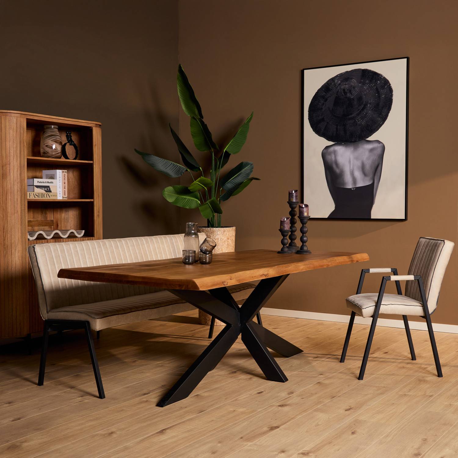 Esstisch aus massivem Mangoholz mit X-förmigem Metallfußgestell im Esszimmer – Juanda