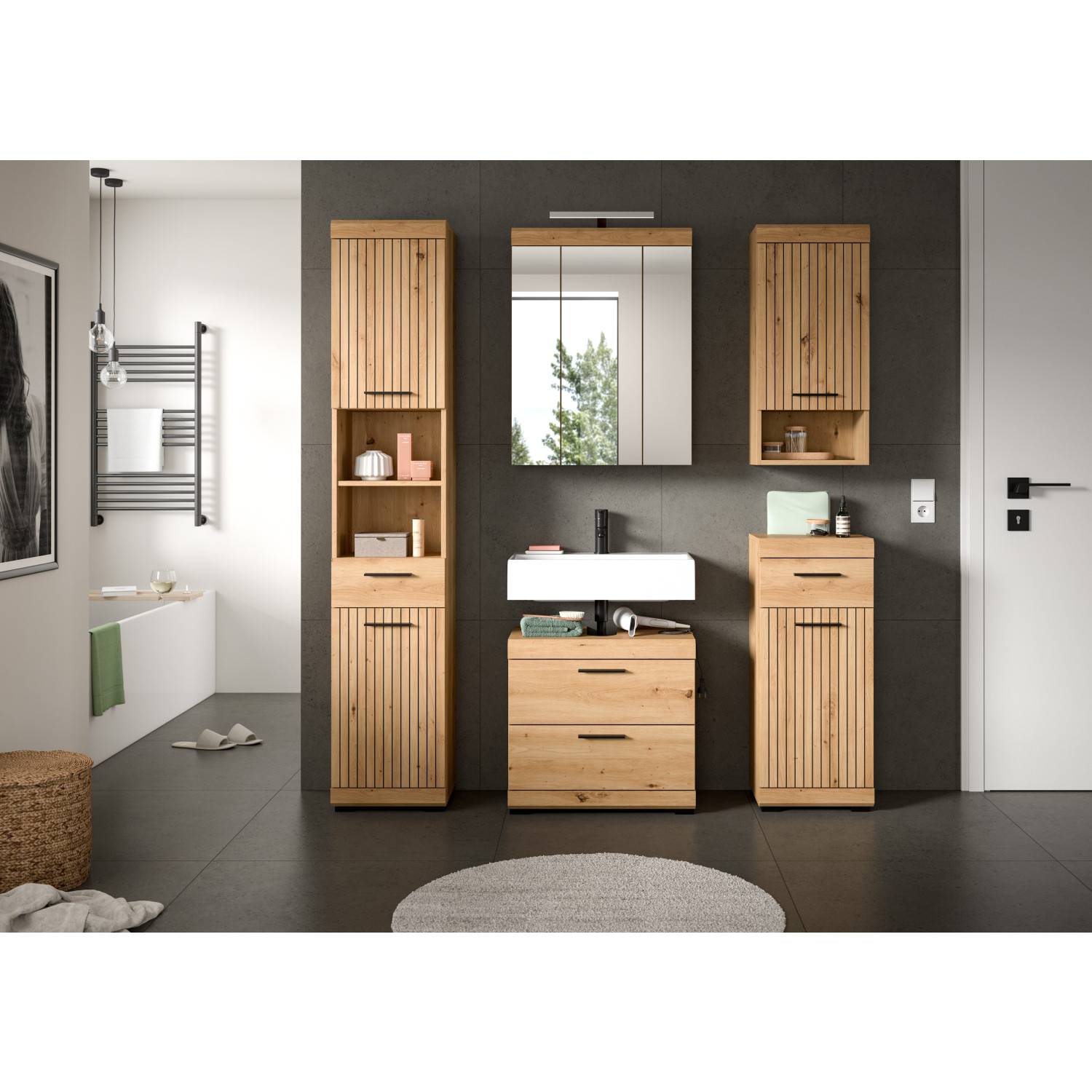 Fünfteiliges Badezimmerset in heller Holzoptik mit Rillenfräsung, bestehend aus Hochschrank, Waschtischunterschrank, Spiegelschrank und Unterschrank – Lasewood