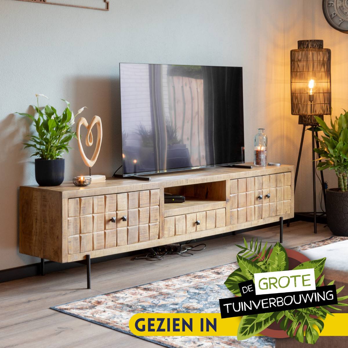 Rustikales TV Board aus Mangoholz mit strukturierten Fronten und schwarzen Metallfüßen – Laudion