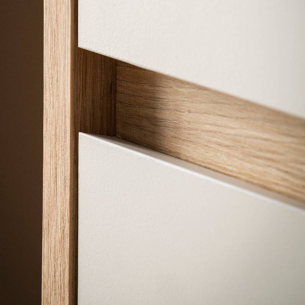 Detailansicht der grifflosen Fronten des Sideboards in Hellgrau mit Holzelement – Spain