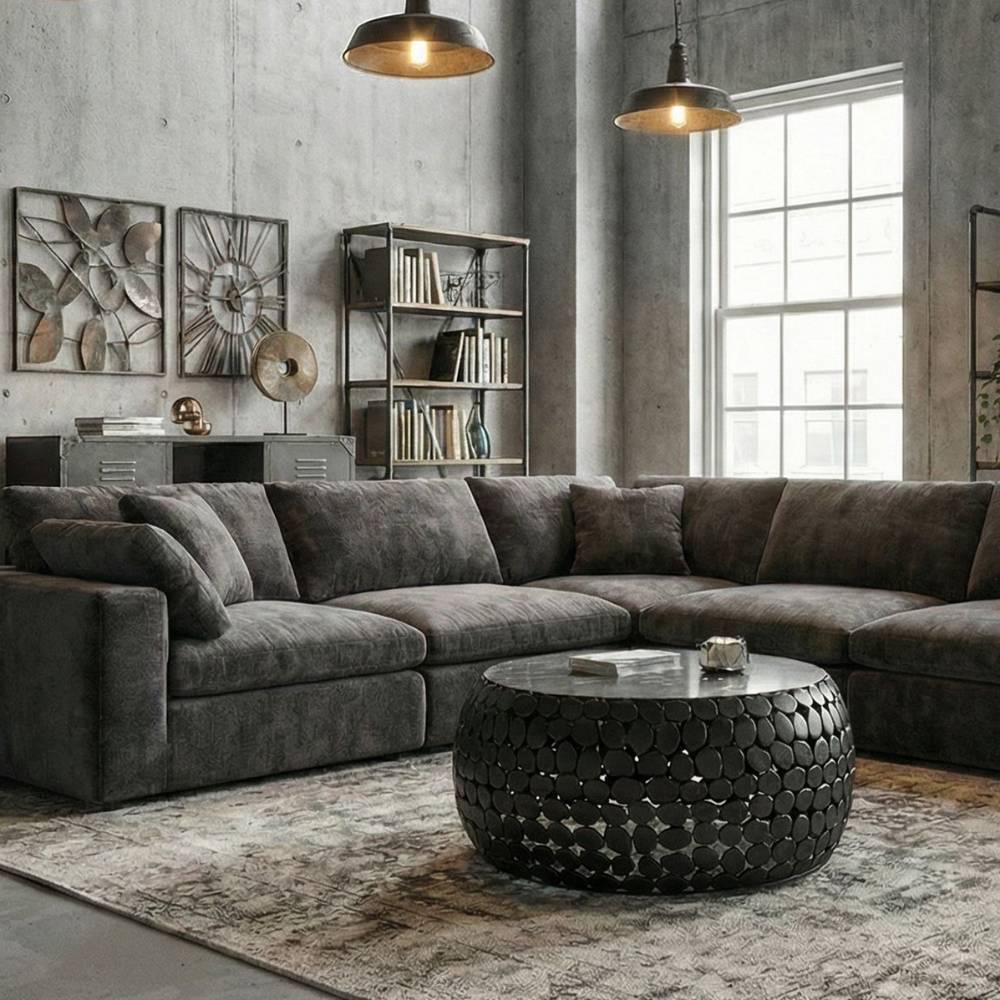 Runder Couchtisch mit schwarzer Kiesel-Struktur und Marmorplatte im modernen Wohnzimmer – Malias