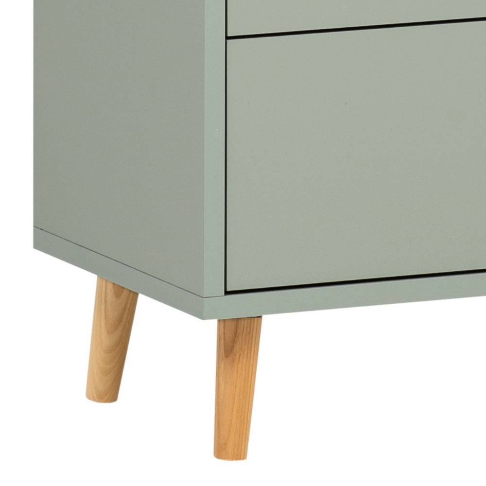 Detail der schrägen Eiche-Holzfüße und der Unterseite der graugrünen Hochkommode – Vereny