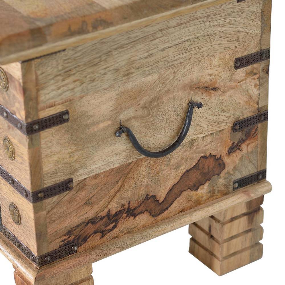 Seitlicher Metallgriff an der robusten Mangoholz-Truhe mit natürlicher Holzmaserung – Barciona