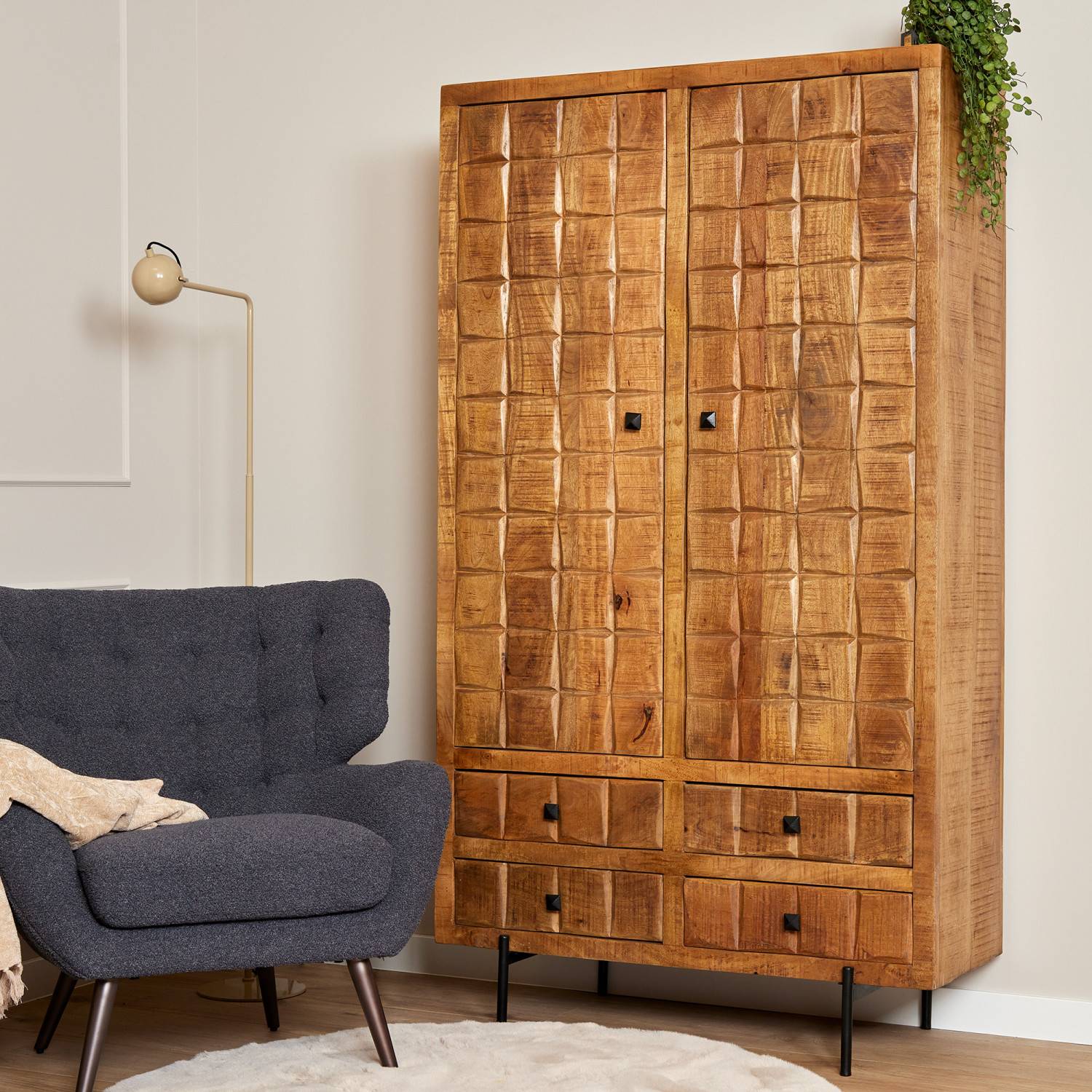 Geschlossener Wohnzimmerschrank aus Mangoholz mit markanter geblockter Front im modernen Wohnzimmer – Laudion