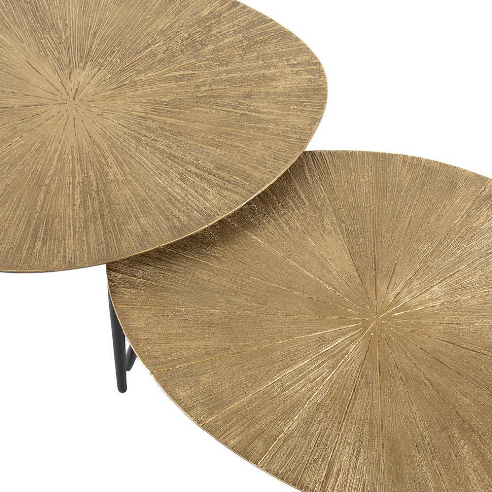 Zwei ovale Couchtische in Altgold mit strahlenförmiger Textur, ineinander geschoben – Jakahara