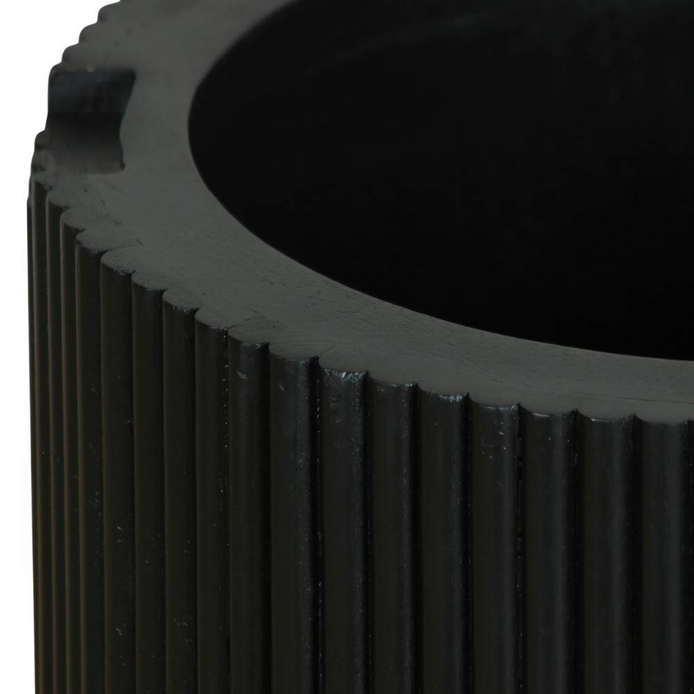 Nahaufnahme der oberen Kante des schwarzen Beistelltisches mit vertikaler Riffelstruktur – Asprecca