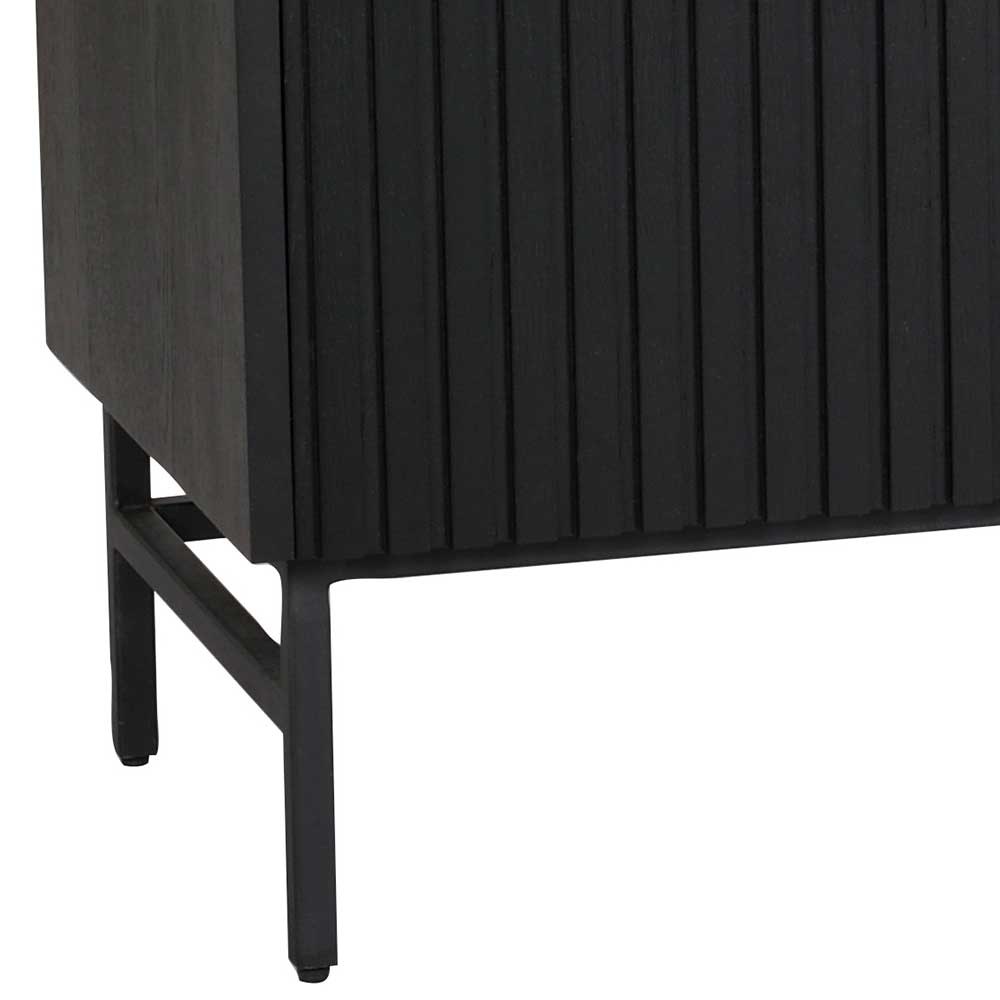 Schwarzes Metallgestell des Sideboards mit der vertikal gerillten Eichenholzfront – Hemorian