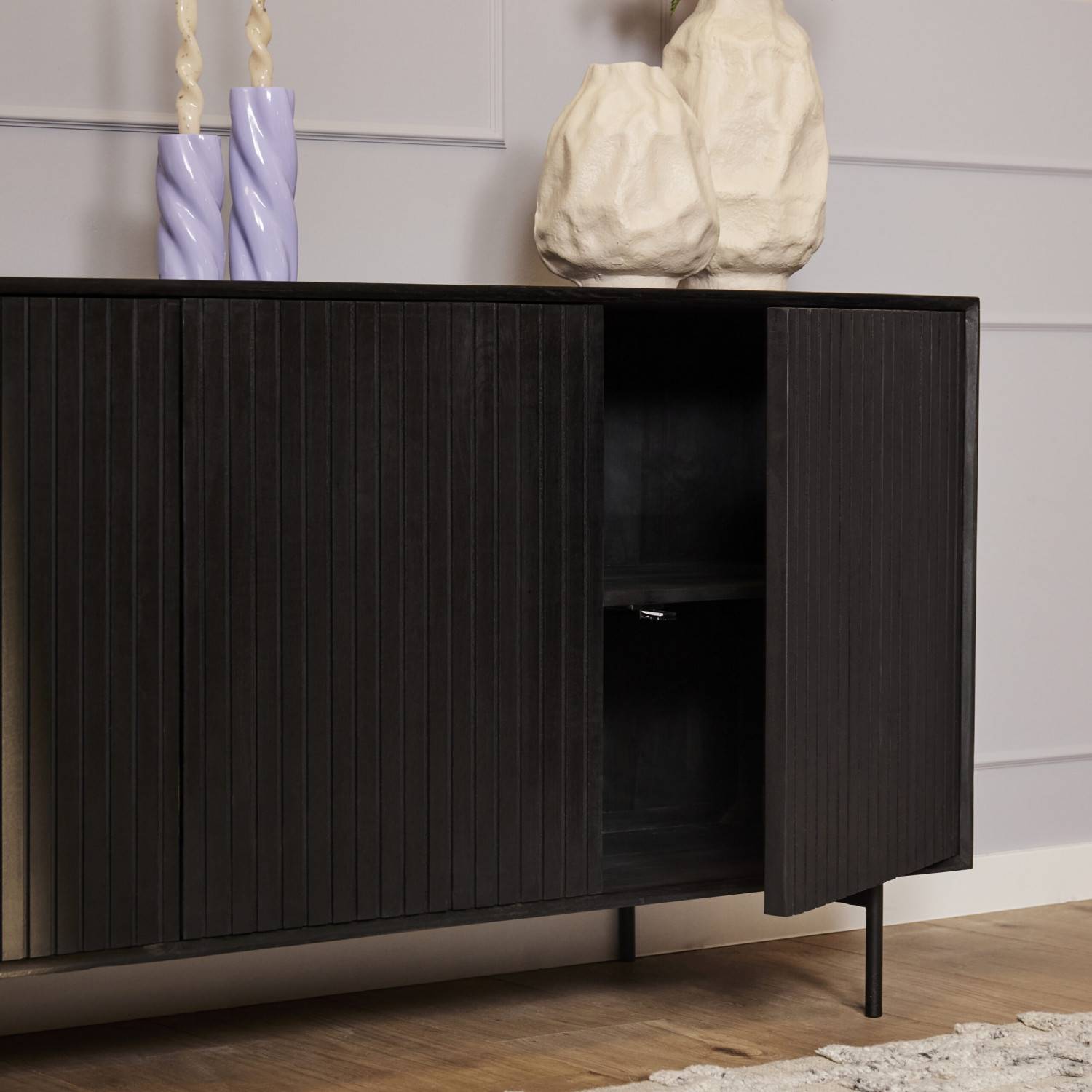 Detailaufnahme der schwarzen Holz Anrichte mit offener Tür und Regal – Jusitc
