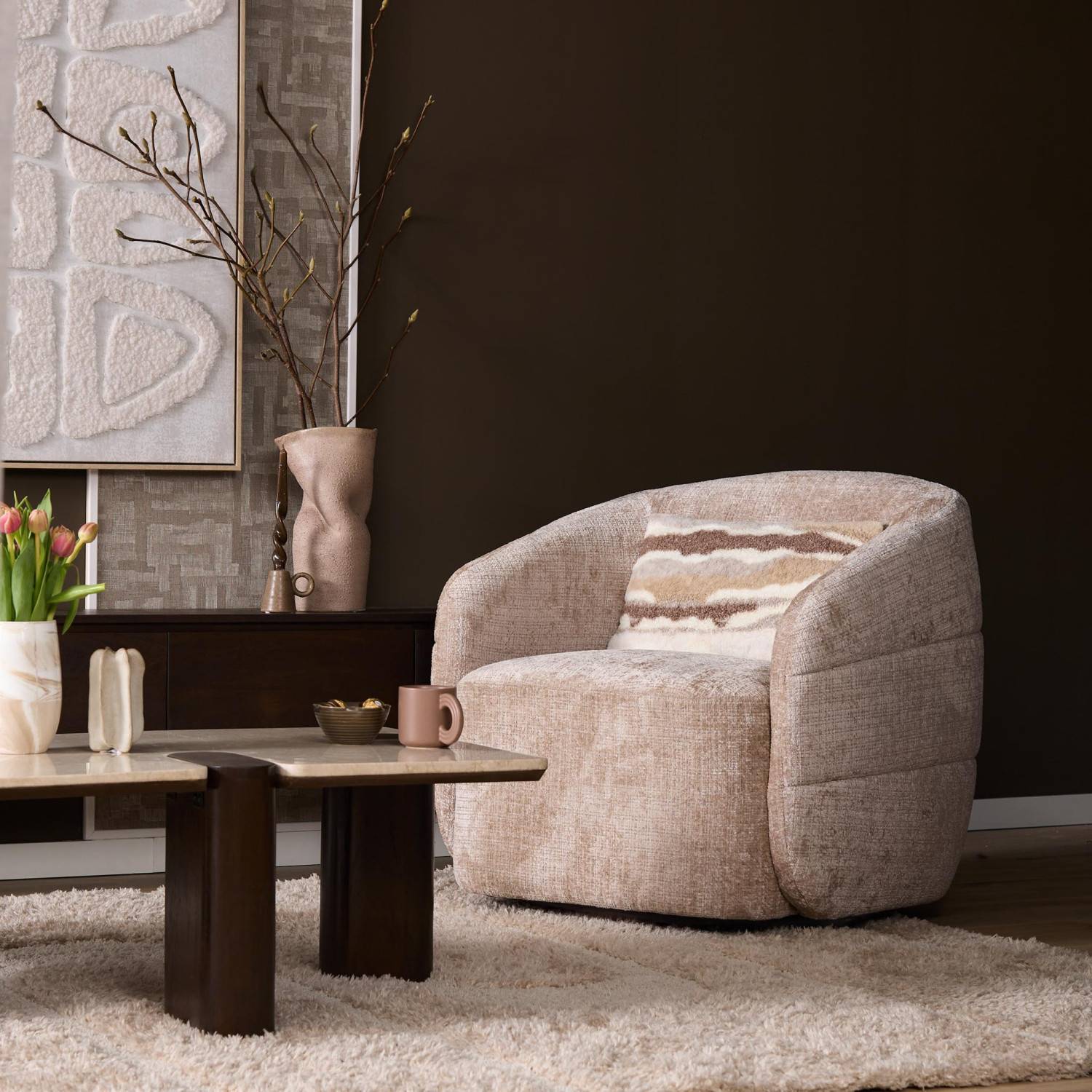 Eleganter beiger Sessel für das Wohnzimmer mit Zierkissen – Figureras