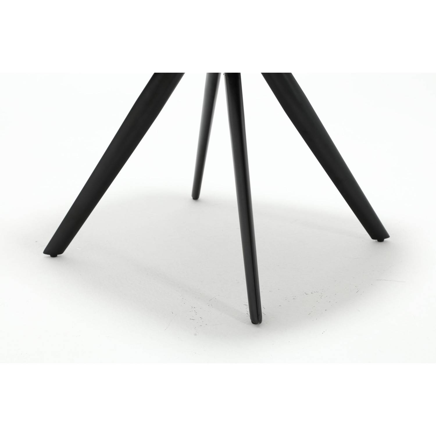 Schräge schwarze Metallbeine eines modernen Esszimmerstuhls für stabilen Stand – Arjama