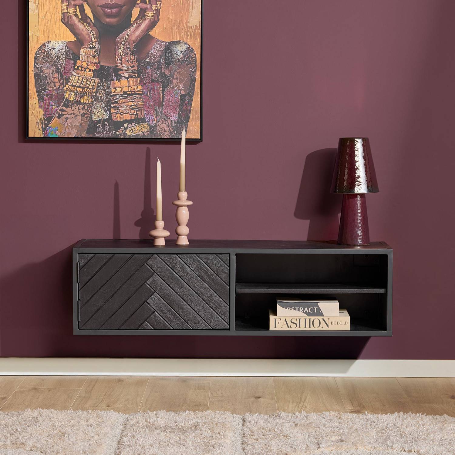 Modernes schwarzes TV Lowboard aus Mangoholz hängend an einer Wand im Wohnbereich – Lida
