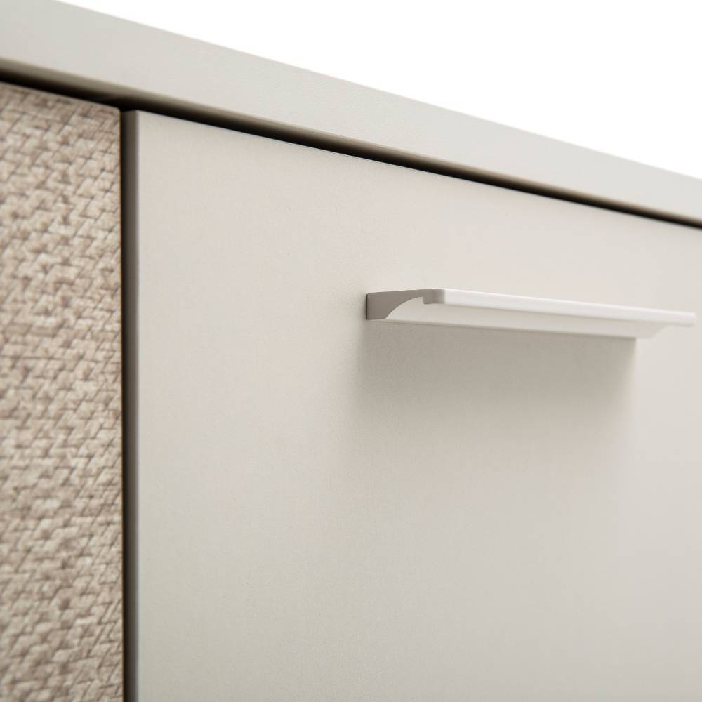 Beigefarbene Kommode mit Griffdetail und strukturierter Türfront – Litinka