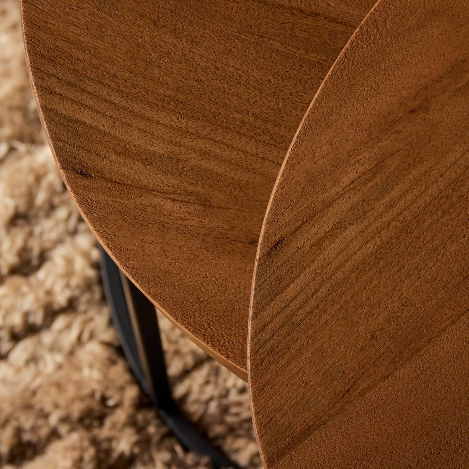 Runde Tischplatten aus massivem Holz mit detailreicher Oberflächenstruktur – Kojas
