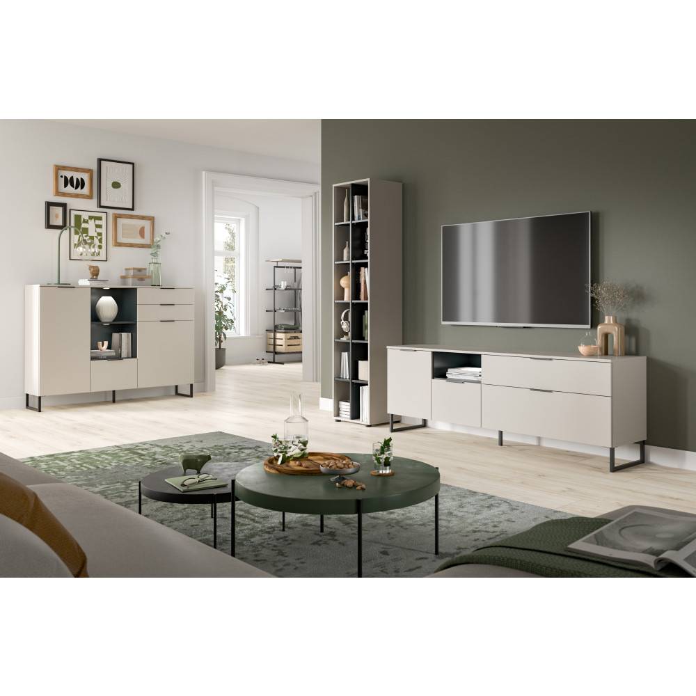 Gesamteinrichtung des Wohnzimmers mit hellgrauer Anbauwand und passendem Sideboard – Ostinia