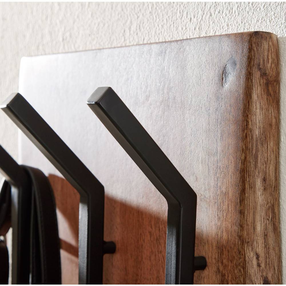 Rustikales Garderobenpaneel aus Akazienholz mit markanter Holzmaserung und schwarzen Metallhaken im Detail – Anella
