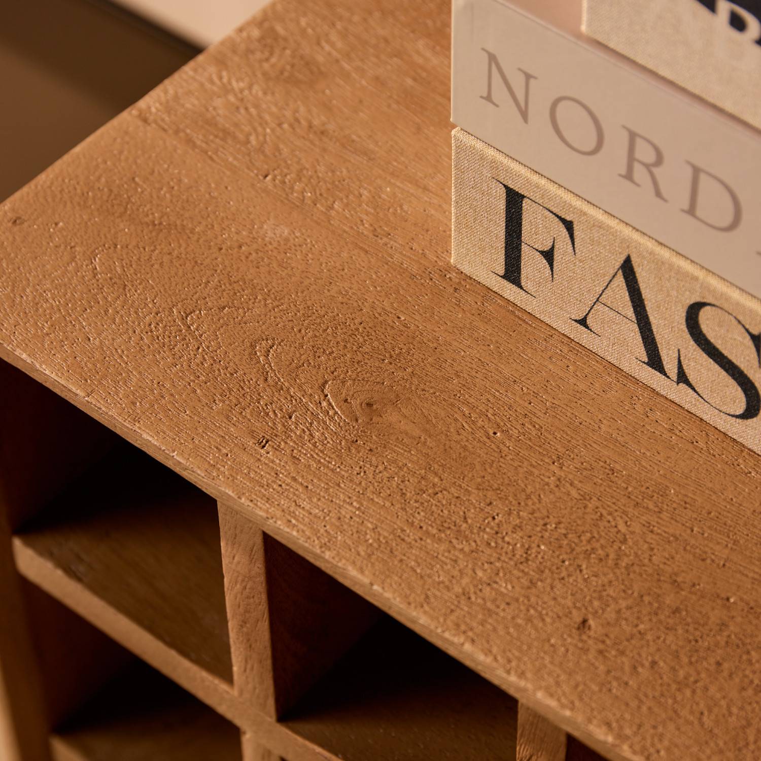 Obere Ablagefläche des Holz-Barschranks mit natürlicher Maserung – Kojas