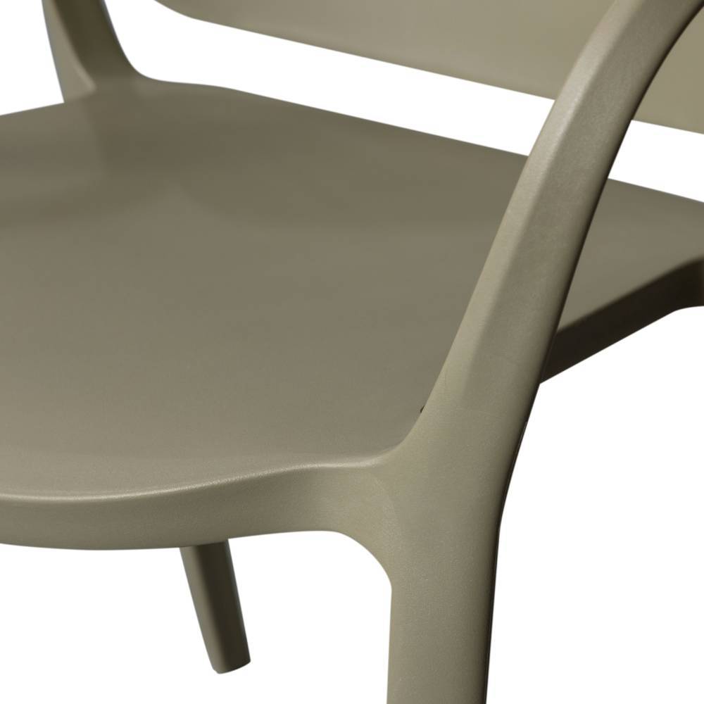 Glatte Sitzfläche und ergonomische Armlehne des wetterfesten Gartenstuhls – Tilan