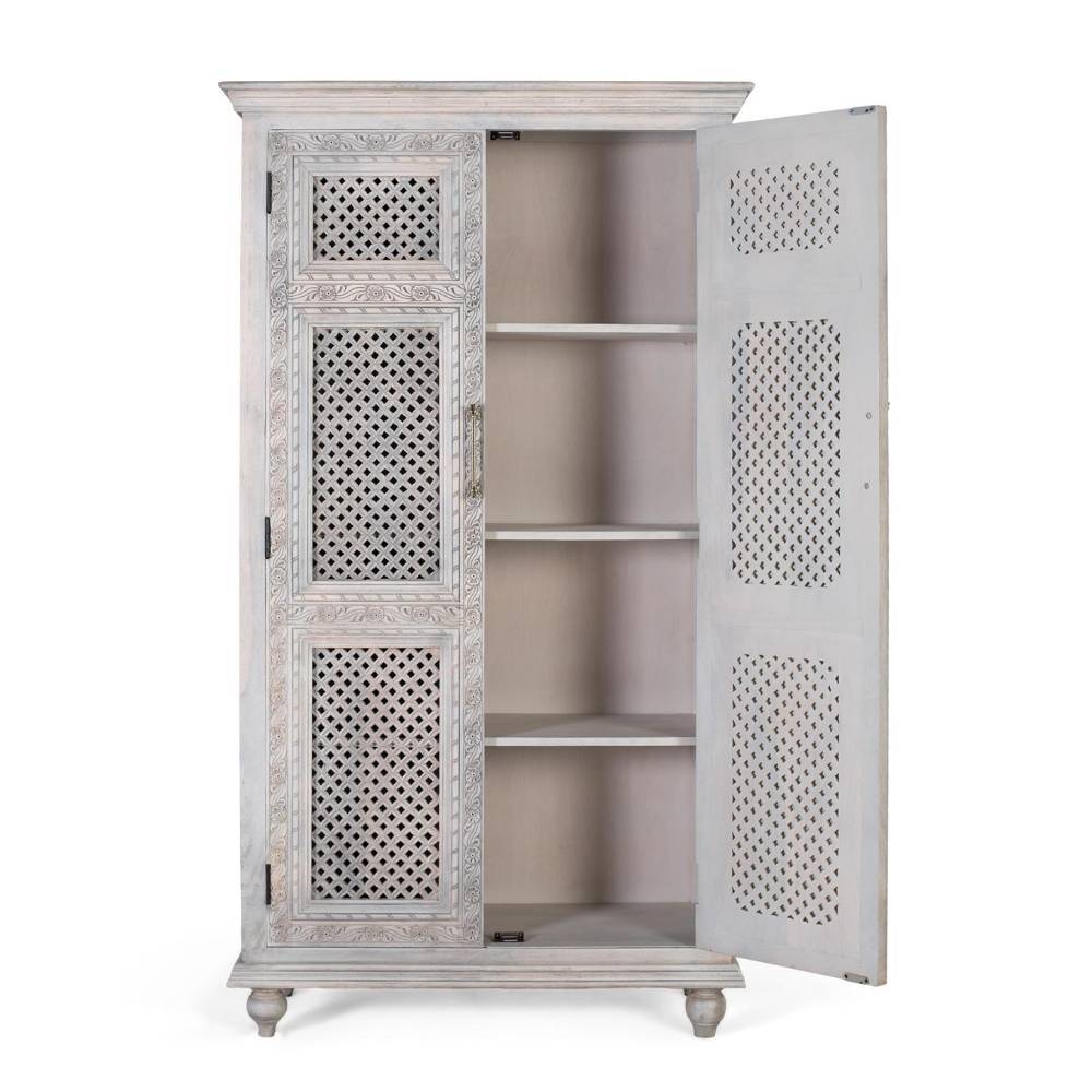 Weißer Vintage Kleiderschrank mit offener Gittertür und sichtbaren Einlegeböden für Stauraum – Sevilla