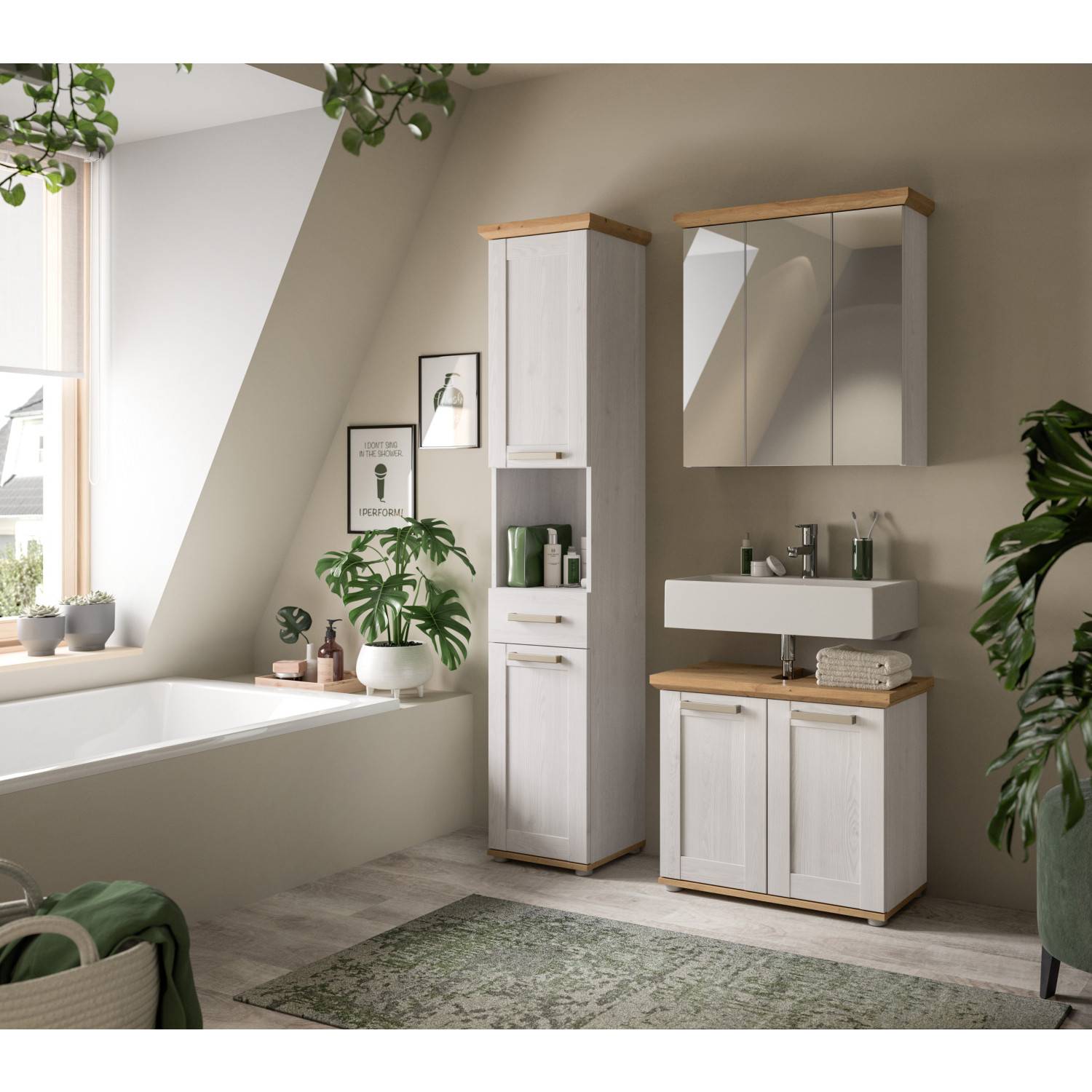 Moderner Hochschrank in weißer Holzoptik im Badezimmer mit Waschbecken und Badewanne – Tocella