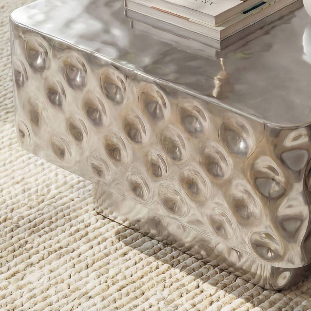 Gehämmert strukturierte Oberfläche des silbernen Aluminium-Couchtisches – Ranica