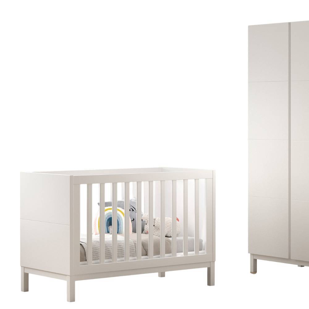 Weißes Babybett mit Gitterseiten und ein Teil des passenden Kleiderschranks aus dem dreiteiligen Set – Crocinol