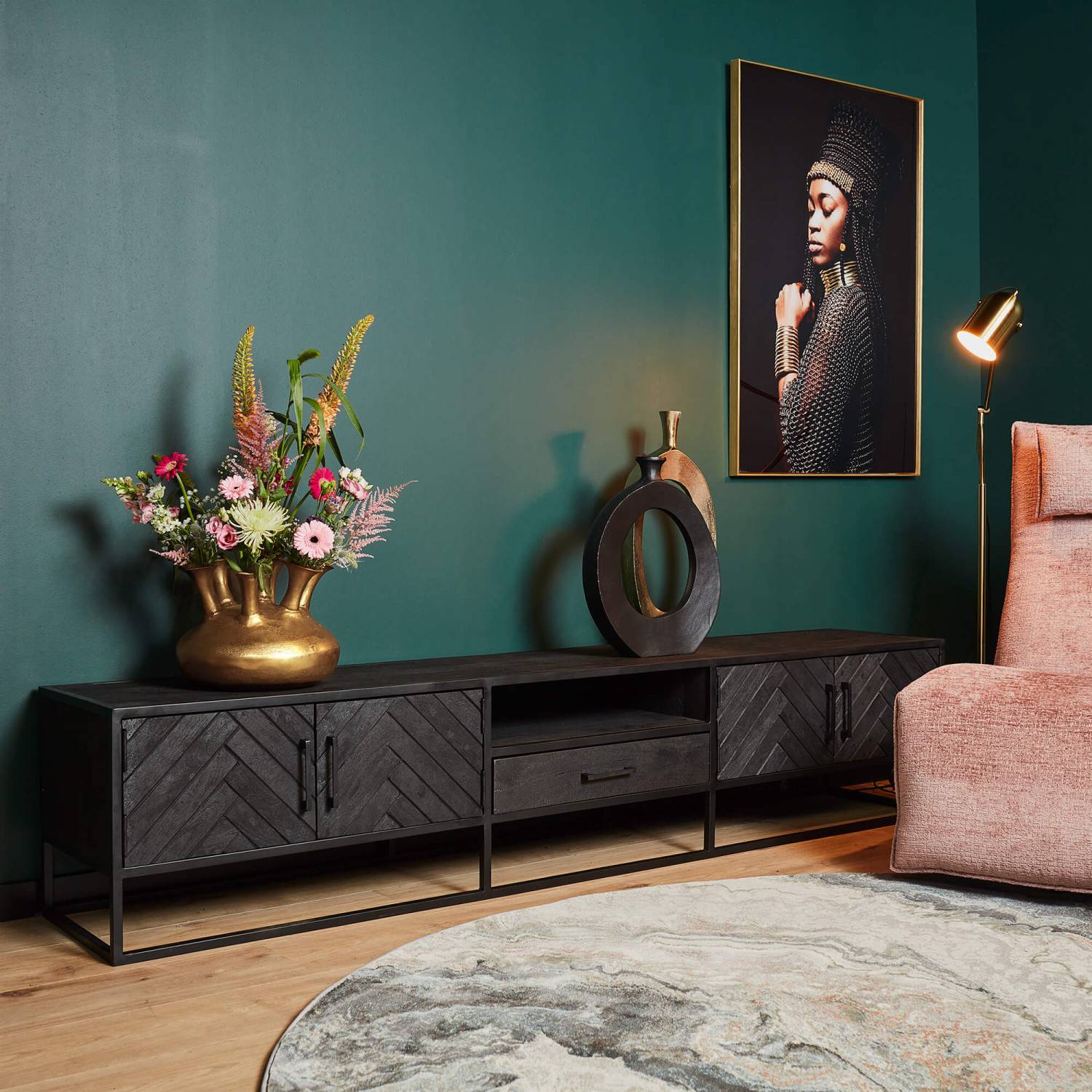 Elegantes TV Lowboard aus schwarzem Holz mit Fischgrätmuster und Ablagefach – Lida