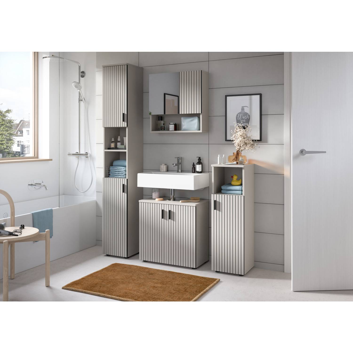 Modernes Badezimmer mit schmalem Hochschrank, Waschbeckenunterschrank und Spiegelschrank – Loktos