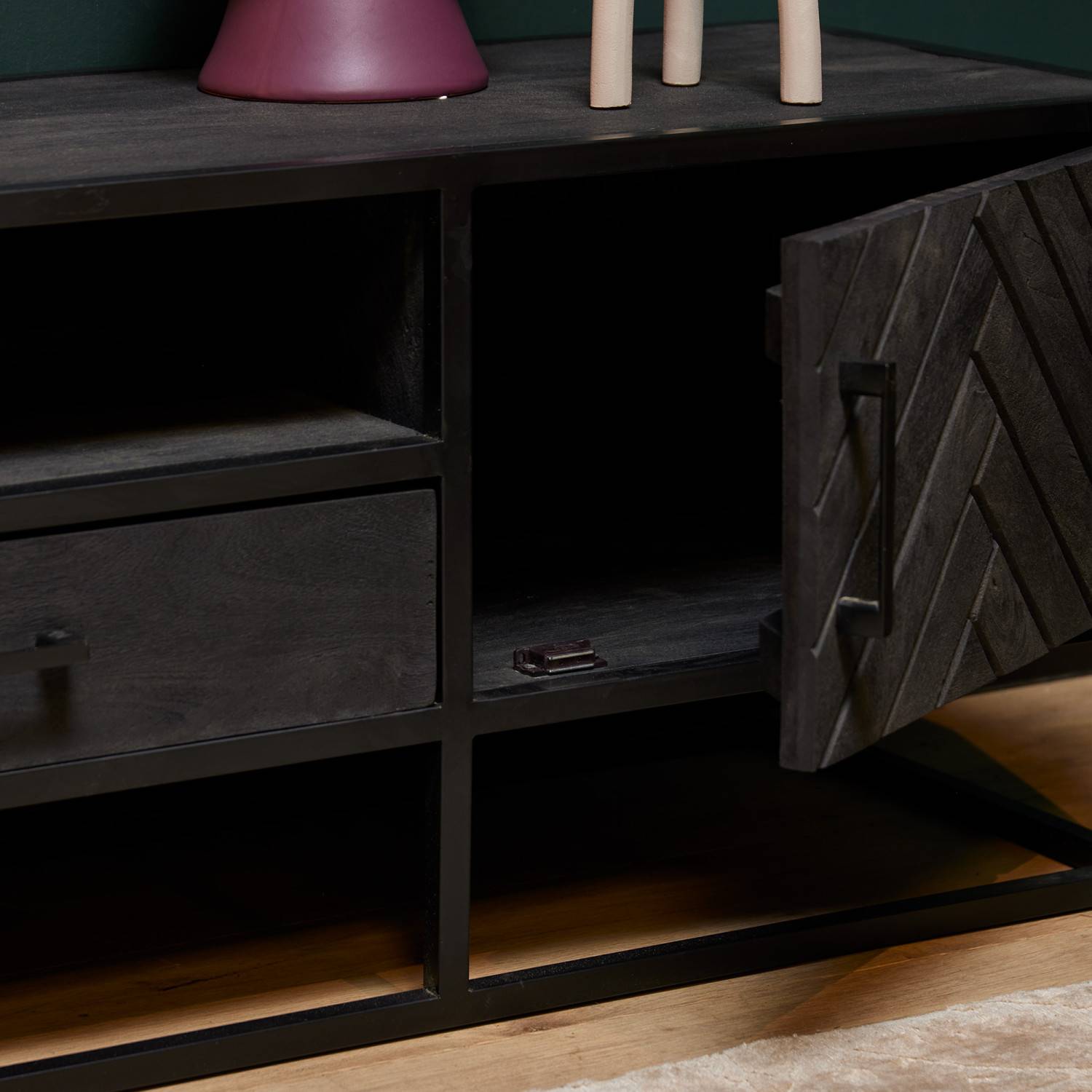 Schwarzes TV Lowboard aus massivem Holz mit offener Tür, Schublade und Fischgrätmuster – Lida