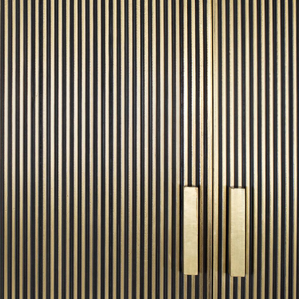 Design Schrank mit viel Bodenfreiheit - Hayato